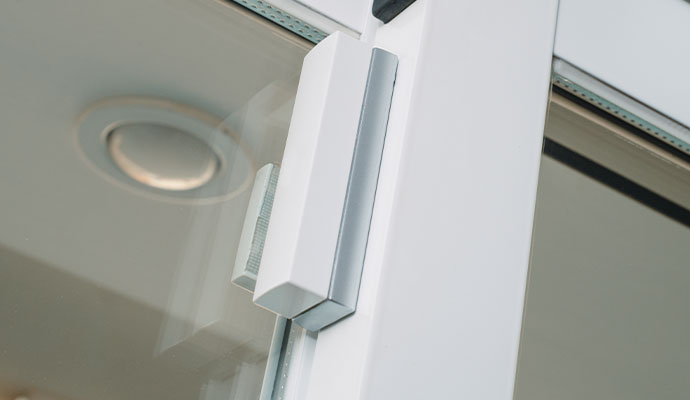 Magnetic window contact sensor on frame